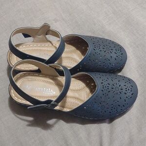 Patrizia By Spring In Step Navy Blue Cutout Sandal Shoes Size 7, Labeled 9